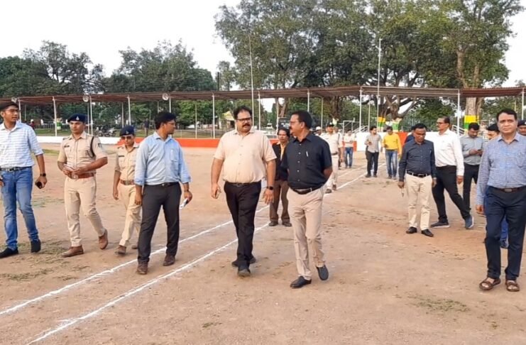 स्वतंत्रता दिवस की तैयारियों का जायजा लेने पहुँचे कलेक्टर और एसपी