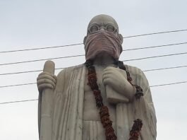 गांधी जी को बदबू से बचाने के लिए किया अनोखा प्रदर्शन।