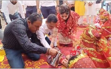 सांसद नकुल नाथ ने पत्नी प्रिया नाथ के साथ पूजे 101 कन्याओं के पैर।