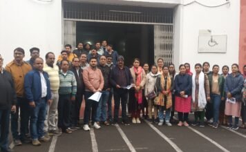 पटवारी संघ ने कलेक्टर को सोपा ज्ञापन ।