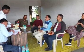 एसडीएम सुधीर जैन ने किया पटाखा गोदामों का निरीक्षण।