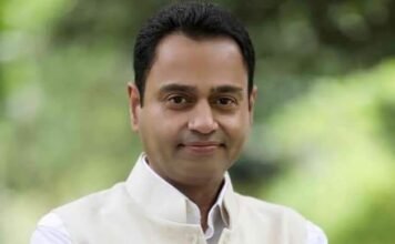 चुनावी बिजी शेड्यूल के बीच सांसद नकुलनाथ पक्षियों के लिए रखें पानी के पात्र।