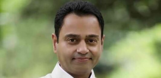 चुनावी बिजी शेड्यूल के बीच सांसद नकुलनाथ पक्षियों के लिए रखें पानी के पात्र।