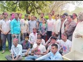 कलेक्टर ने परिवार और स्टाफ़ के साथ खेली होली।