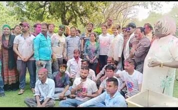 कलेक्टर ने परिवार और स्टाफ़ के साथ खेली होली।