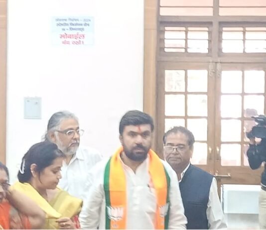 भाजपा लोकसभा प्रत्याशी विवेक बंटी साहू ने अपना नामांकन दाखिल किया।