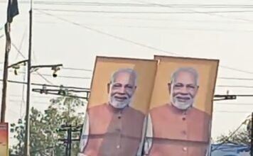 छिंदवाड़ा में नड्डा की सभा से मोदी का पोस्टर उठाकर सर पर रखकर घर ले गए ग्रामीण।