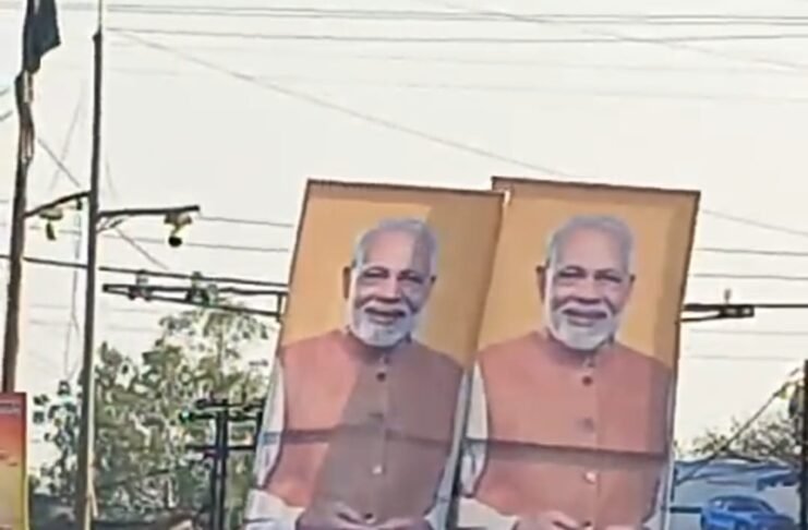 छिंदवाड़ा में नड्डा की सभा से मोदी का पोस्टर उठाकर सर पर रखकर घर ले गए ग्रामीण।