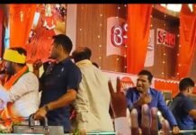 कांग्रेस छोड़कर भाजपा में शामिल हुए पूर्व मंत्री को रथ में से पीछे खींचा