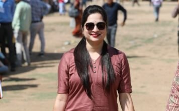 काला चश्मा पहने और हाथों में ईवीएम देख।देखते रह गए लोग।