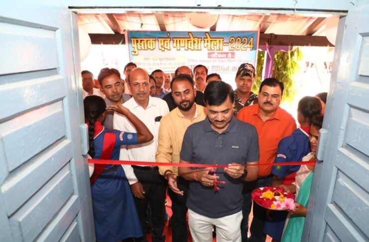 कलेक्टर शीलेन्द्र सिंह ने तीन दिवसीय पुस्तक एवं गणवेश मेले का किया शुभारंभ।