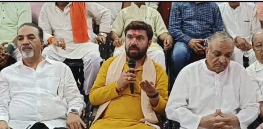 नवनिर्वाचित सांसद बोले इस्तीफा दे कमलनाथ।