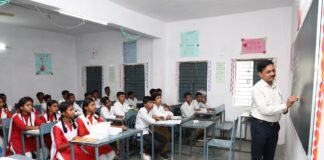 कलेक्टर शीलेन्द्र सिंह ने बच्चों की लगाई क्लॉस।