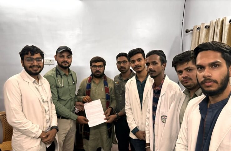 सांसद विवेक बंटी साहू से मिले जूनियर डॉक्टर।