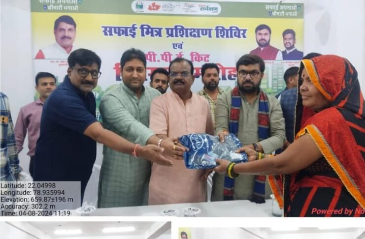 सांसद ने 400 स्वच्छता दूतो को बाँटी बरसाती।