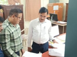 तहसील कार्यालय का निरीक्षण करने पहुंचे कलेक्टर शीलेन्द्र सिंह