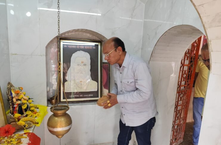 अमरवाड़ा विधायक कमलेश शाह पहुंचे श्री बड़ी माता , राम मंदिर , महासंत श्री चौबे बाबा समाधि स्थल दर्शन पूजन पाठ किया।