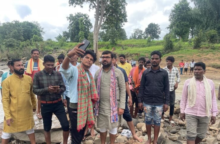 नदी पार करके छिन्दवाड़ा ज़िले के अंतिम गांव पहुंचे सांसद, लगाई चौपाल ,ग्रामीणों की सुनी समस्याएं..