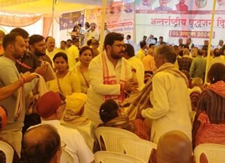 बुजुर्ग हमारी धरोहर है इनकी देखरेख करना हमारा कर्तव्य है – विवेक बंटी साहूसांसद ने वरिष्ठ जनों का शाल श्रीफल से किया सम्मान.